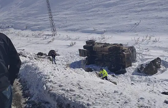 Askeri araç devrildi: Faciadan dönüldü!