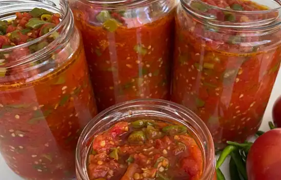 Asla asitlenmeyen ekşimeyen kışlık menemen. Köylü ev hanımları bu yöntemi uyguluyor