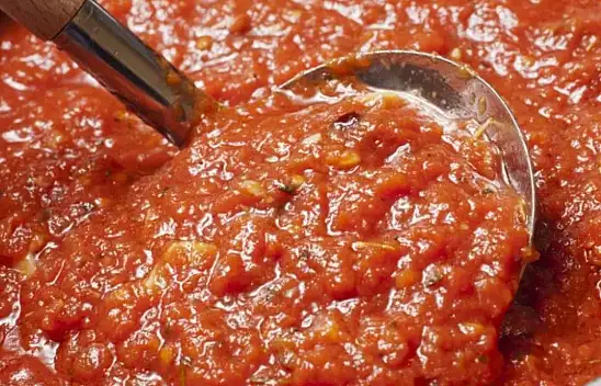 Asla bozulmayan domates konservesinin pek bilinmeyen tarafı! İçerisine 1 kaşık ekleyin