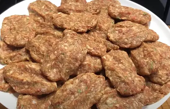 Asla sönmeyen köftenin sırrını 38 yıllık ustası verdi. Köftenin harcına bir tane eklemek yetiyor!