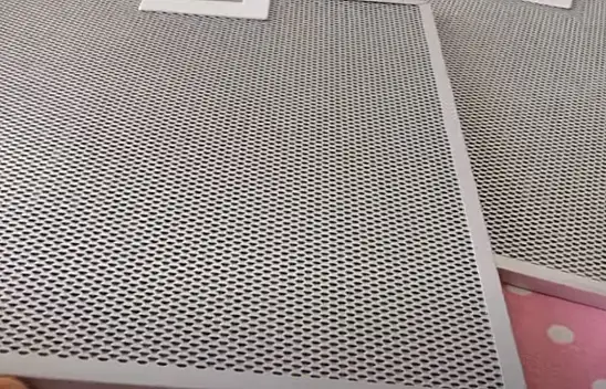 Aspiratör filtresini pırıl pırıl yapan hile! Ovalamaya bile gerek kalmadan kirler akıyor…