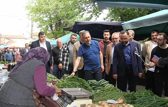 Bakan Kasapoğlu memleketinde pazar alışverişi yaptı