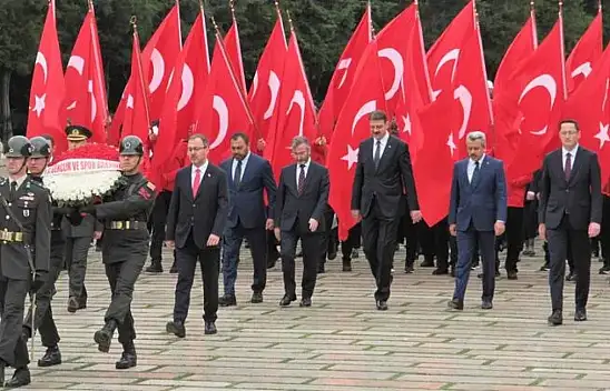 Bakan Kasapoğlu'ndan Anıtkabir'e 19 Mayıs ziyareti