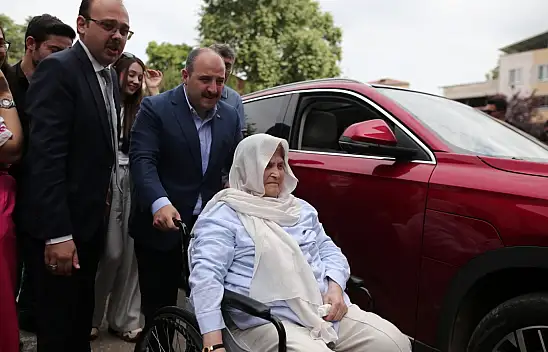 Bakan Varank, yürüme zorluğu çeken 70 yaşındaki kadını Togg ile sandığa getirdi