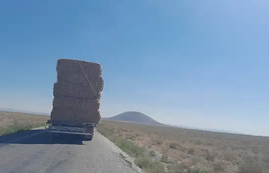 Balya yüklü tırın tehlikeli yolculuğu pes dedirtti!