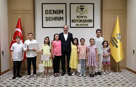 Başkan Altay Yaz okulunda başarılı olan öğrencilere hediye verdi