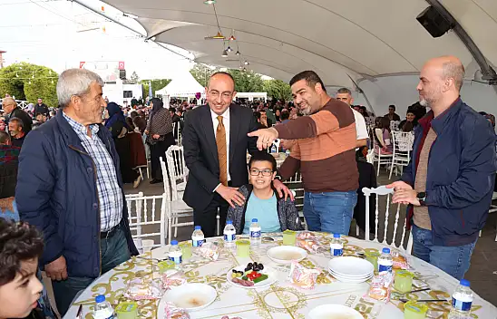 Başkan Kavuş yol arkadaşlarıyla birlikte iftarda buluştu