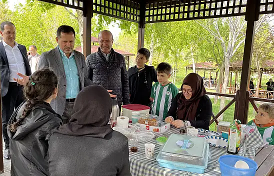 Başkan Pekyatırmacı Milletvekili Adayları İle Mesirealanlarında Vatandaşlarla Buluştu