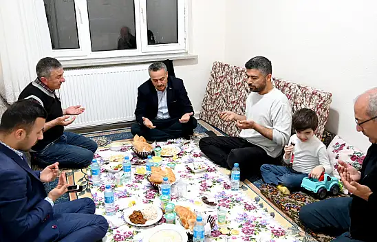 Başkan Tutal, iftarda depremzede aileye misafir oldu