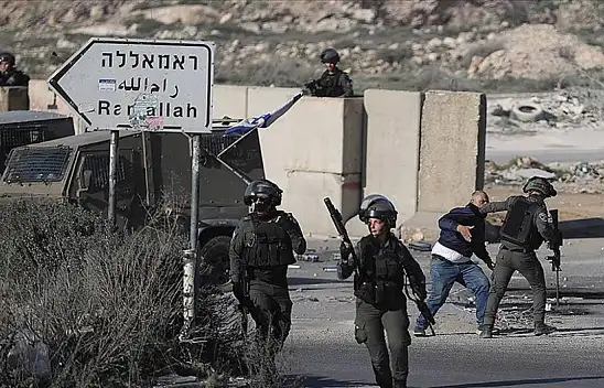 Batı Şeria'da bir Yahudi yerleşimci, aracına açılan ateş sonucu yaralandı