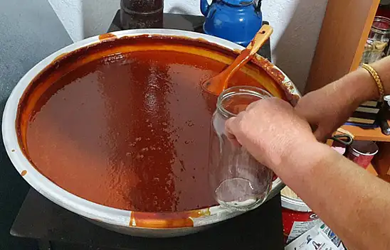 Bayburtlu köy kadınları kışlık domates salçasının püf noktasını verdi. İçerisine kesinlikle bunu koyun