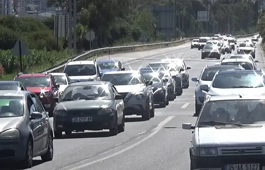 Bayram tatili bitti: Yollar araba doldu
