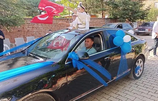 Belediye başkanı makam aracını sünnet arabası yaptı