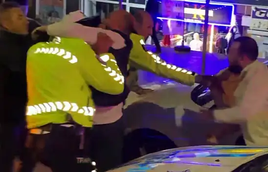 'Belediye Başkanını arıyorum' dedi, yakınlarıyla polise yumrukla saldırdı