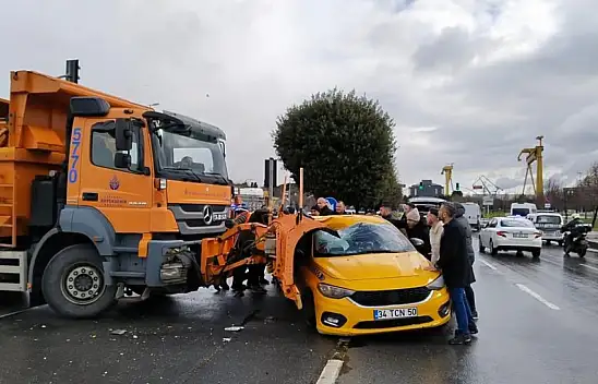 Belediyeye ait kar küreme aracı ticari taksiye çarptı!