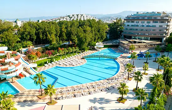 Bera Alanya Otel yeni gökyüzü havuzu ile sezonu açtı