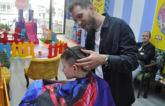 Berber fobisi olan çocuklar için dükkânını oyuncaklarla donattı