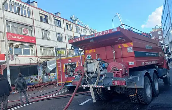 Beyşehir'de 4 katlı iş hanının çatısında korkutan yangın