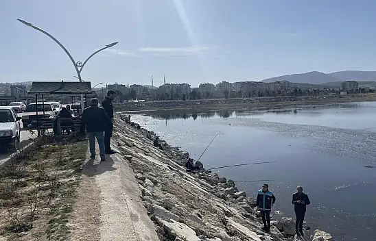 Beyşehir Gölünde yağ balığı avlayanlara ceza