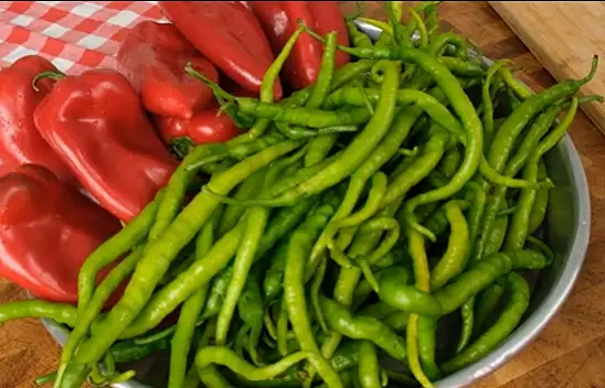 Biberleri kış için köylü kadınların yöntemiyle saklayın. Hem çorbaya hem de pilava konuyor lezzeti artıyor…