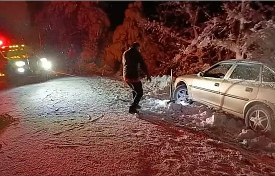 Bilecik'te kara saplanan iki araç kurtarıldı