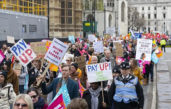 Binlerce öğretmen Londra'da maaş artışı talebiyle Başbakanlığa yürüdü
