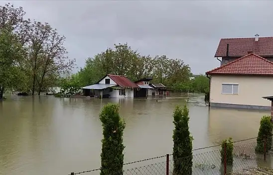Bosna Hersek'teki sel hayatı felç etti