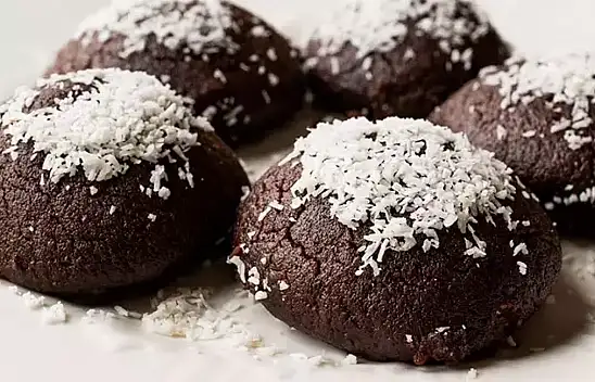 Bu tarife göre yaptığınızda kıyır kıyır oluyor. Kakaolu ıslak kurabiye tarifini birde böyle deneyin!