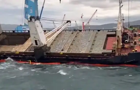 Bursa'da gemi yan yattı! Görevliler kurtardı!