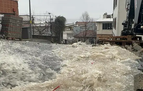 Bursa'da yoğun yağış nedeniyle birçok evi su bastı