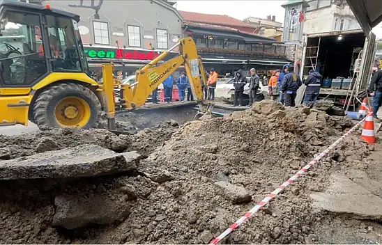 İsale hattı patladı: Cadde ve sokaklar sular altında kaldı!
