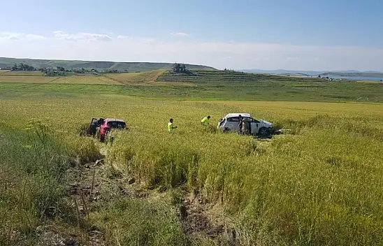 Çarpışan otomobiller tarlaya uçtu