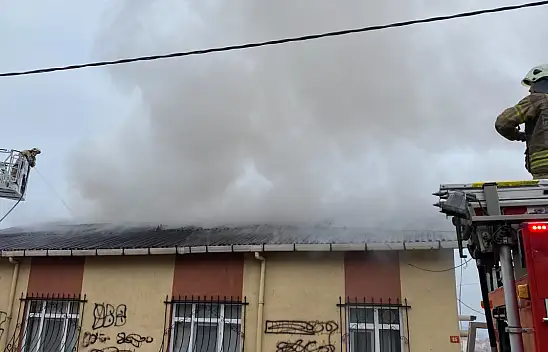 İstanbul'da, bir evin çatı alev alev yandı