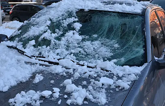 Çatıdan düşen kar kütleleri bir araca hasar verdi