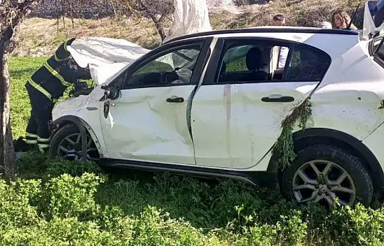 Cenazeye giderken otomobiliyle şarampole yuvarlandı