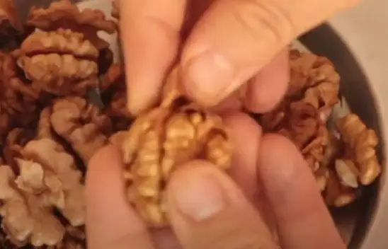 Cevizi beyin gibi soymanın tüyosu! Boşuna uğraşmışız tek hamlede çıkıyor