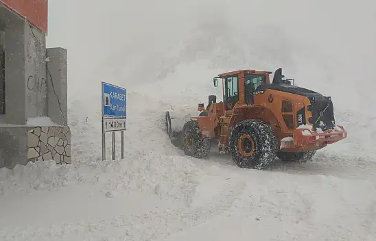 Çığın kapattığı yol ulaşıma açıldı!