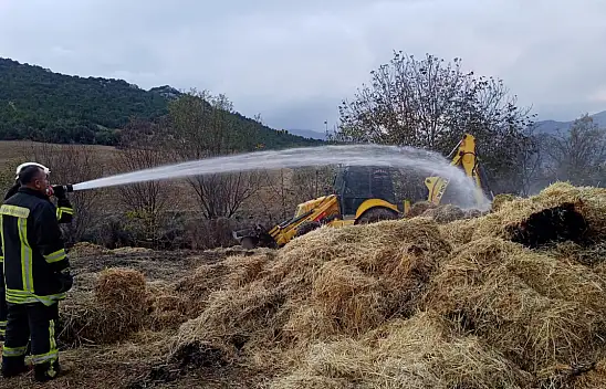 Çıkan yangında 35 ton saman balyası yandı