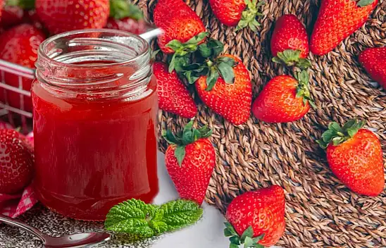 Çilek saplarını bugüne kadar hep ziyan etmişiz. Reçelden artanlar nefis bir lezzete dönüşüyor…