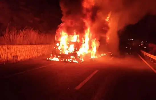 Çimento kağıdı yüklü tır küle döndü