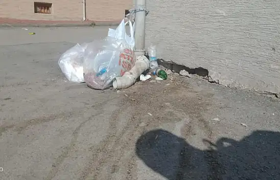 Çöpler yerlerde sürünüyor. Vatandaş isyanda!...