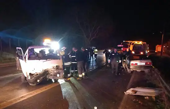 Çorlu'da minibüs ile otomobil kafa kafaya çarpıştı: 5 yaralı