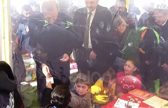 Cumhurbaşkanı Erdoğan'dan minik depremzedelere harçlık