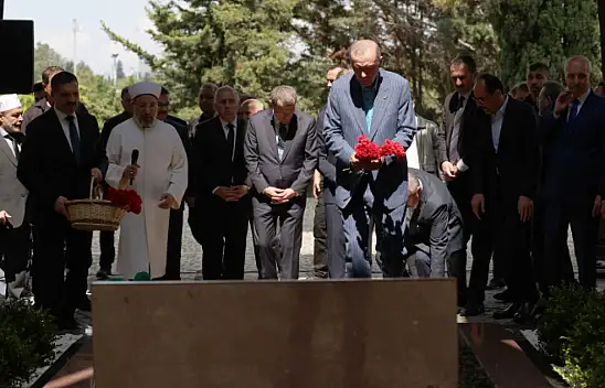 Cumhurbaşkanı Erdoğan, Özal ile Erbakan'ın kabirlerini ziyaret etti