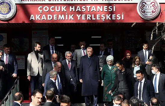 Cumhurbaşkanı Erdoğan ve eşi Emine Erdoğan depremzede çocukları ziyaret etti