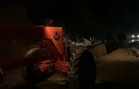 Dağdan düşen taşlar yolu kapandı!