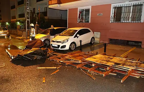 Daha önce uyarı gelmişti: Fırtına çatıları uçurdu!