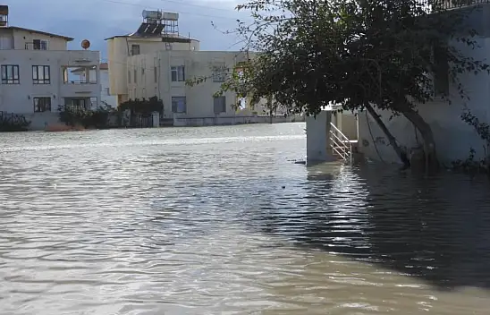 Deprem bölgesi su altında: Hatay'da bazı evleri su bastı