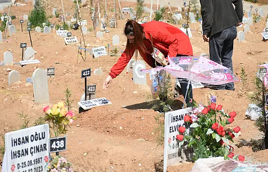 Deprem bölgesindeki mezarlıklara hüzünlü ziyaret