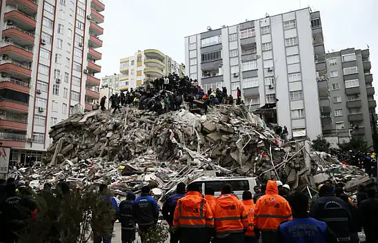 Depremde binaların yıkılması ile 42 kişi tutuklandı